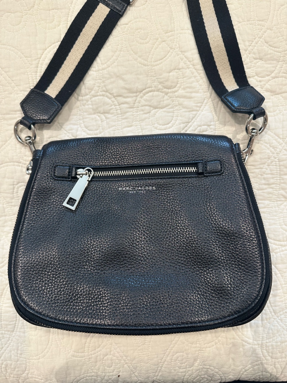Marc Jacob’s black pebbled leather Gotham crossbody saddle bag. - Picture 3 of 12